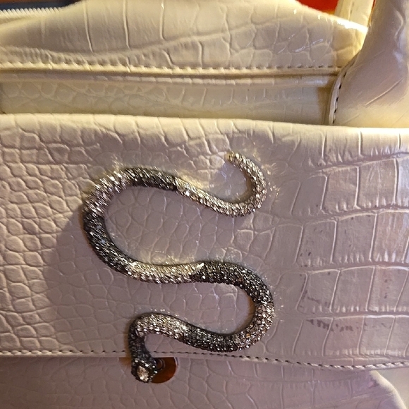 Paula Abdul White Crocodile-Embossed Handbag.   ✨️PRE OWNED✨️ - Picture 13 of 14